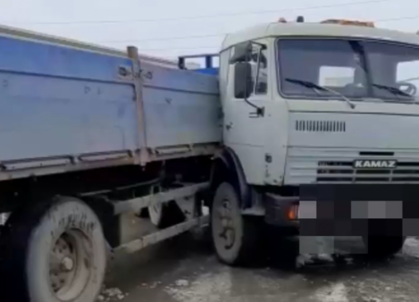 В Невинномысске водитель КамАЗа въехал в ограждение на трассе «Кавказ»