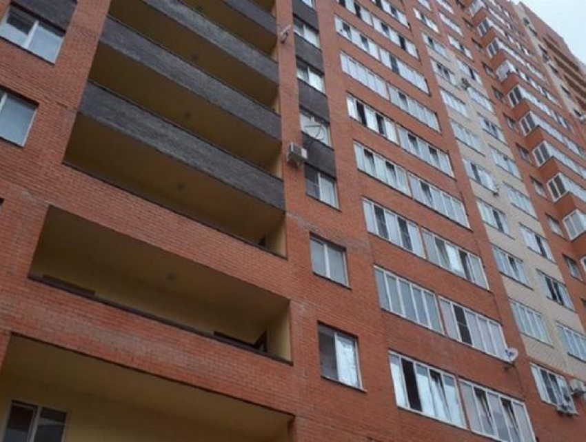 В Ставрополе из стен многоэтажного дома высыпаются кирпичи