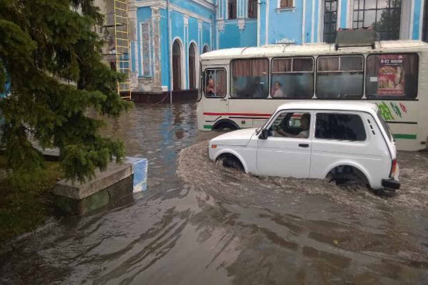 Автомобили плыли около железнодорожного вокзала в Ставрополе