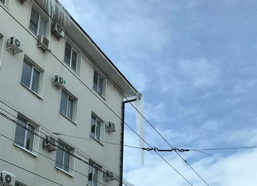 Сосулька, нависшая над тротуаром с крыши здания налоговой инспекции, напугала ставропольцев