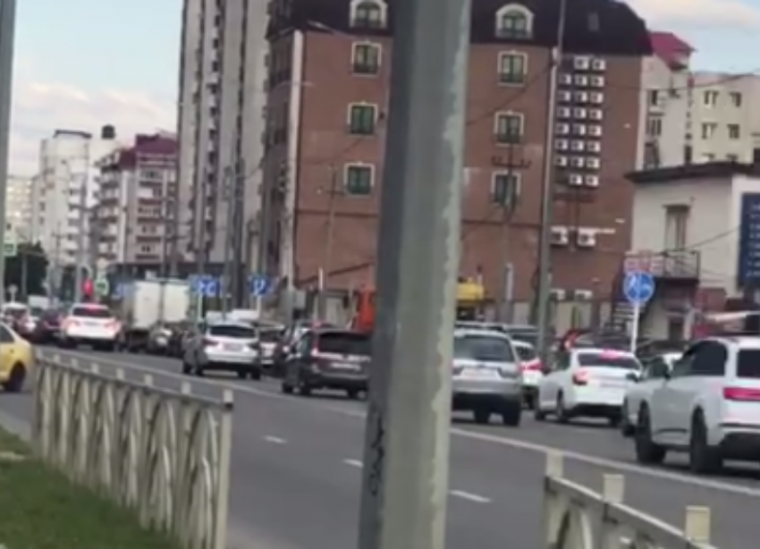 Горожане пожаловались на работу «полоумного» светофора на юге Ставрополя