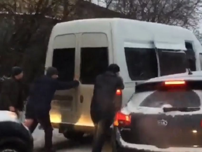 Транспортный коллапс возник по всему Ставрополью после обильного снегопада