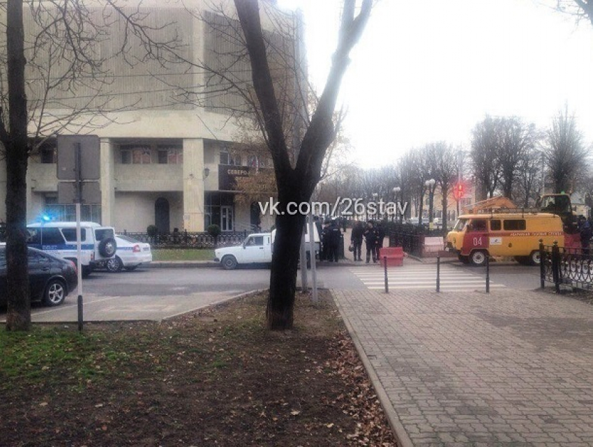 Студентов СКФУ массово эвакуировали из-за подозрительного пакета в холле здания