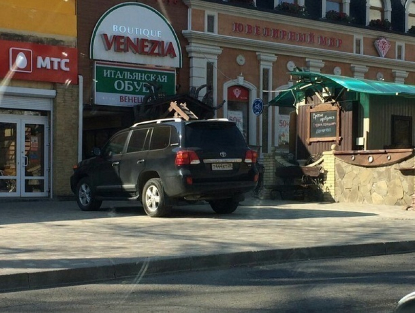 Паркуюсь как хочу: пешеходную дорожку перегородил внедорожник в центре Ставрополя