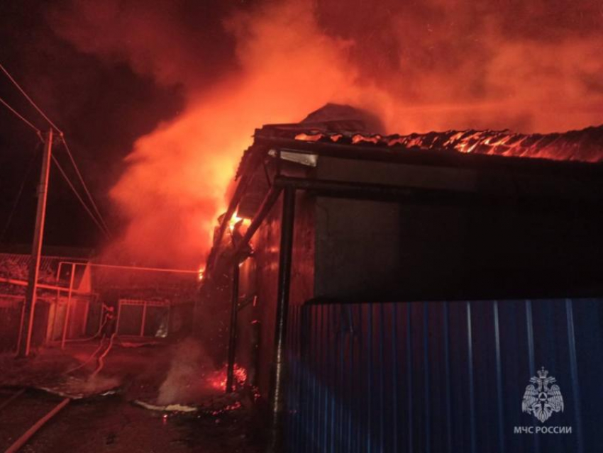 Пожар на площади 800 квадратных метров бушует в Георгиевском округе