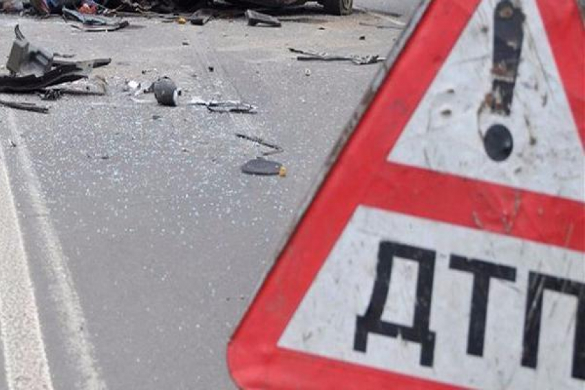 Три человека погибли при столкновении иномарки с КамАЗом на Ставрополье