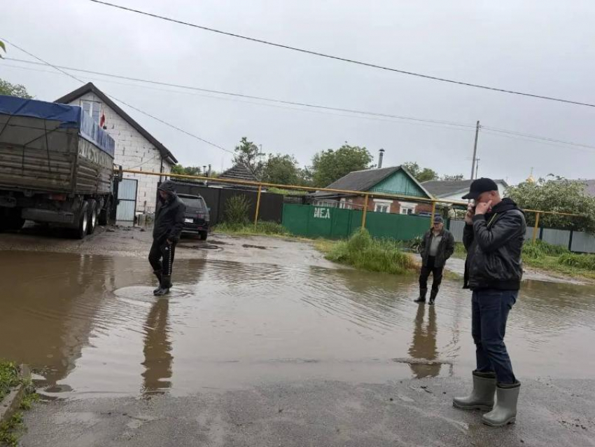 Из-за обильных дождей дворы и дома жителей Ставрополья подтопило водой