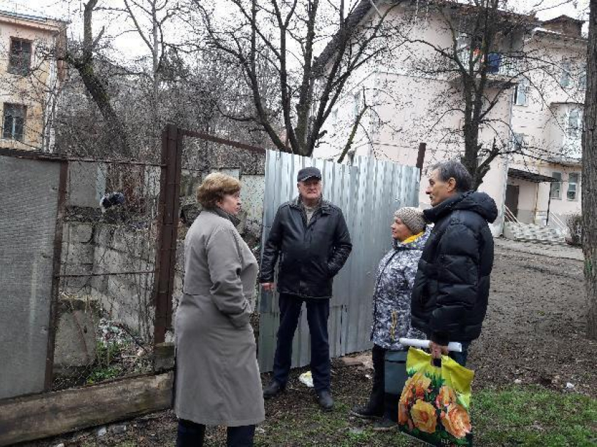 «А котлован и ныне там»: жильцы домов в центре Кисловодска  10 лет пытаются отвоевать свою детскую площадку