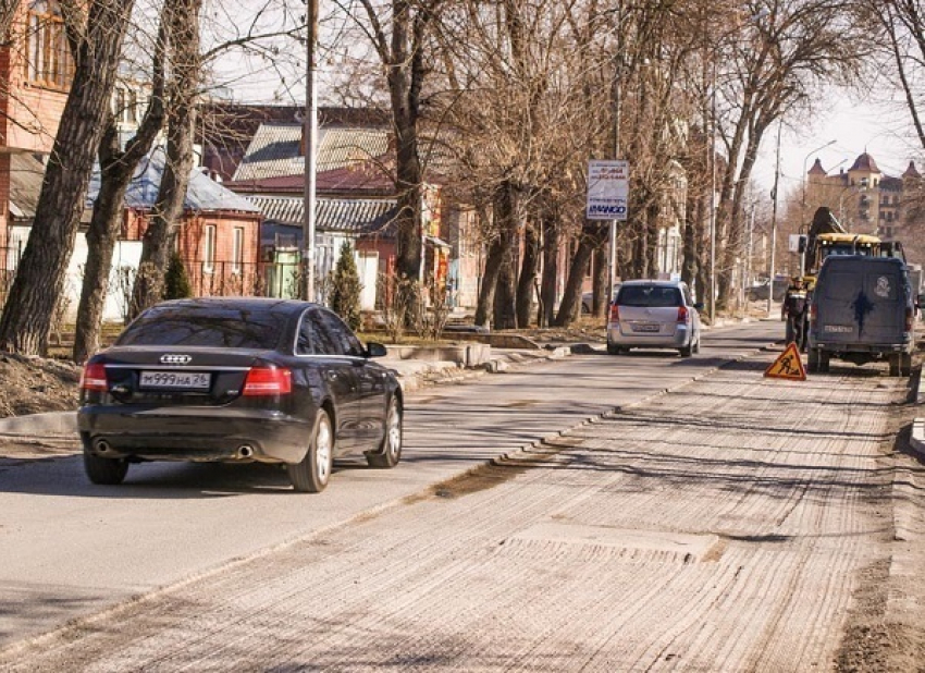 Полугодовалый асфальт перестилали дорожники в Ессентуках