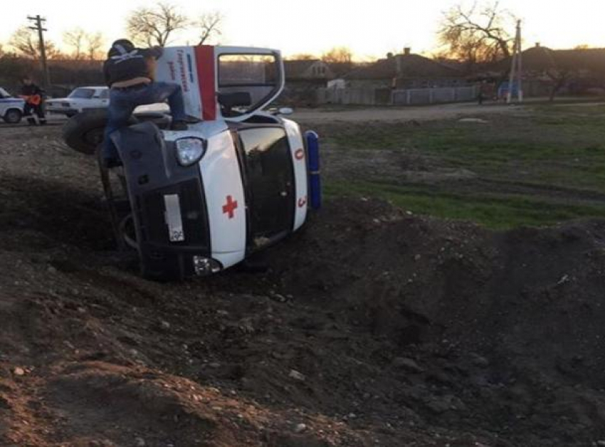 Машина скорой помощи перевернулась после столкновения с «Волгой» на Ставрополье