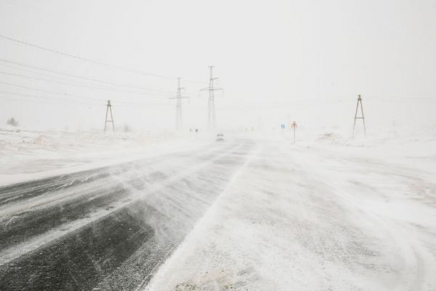 О снежной вьюге и гололедице на трассах Ставрополья предупредили водителей