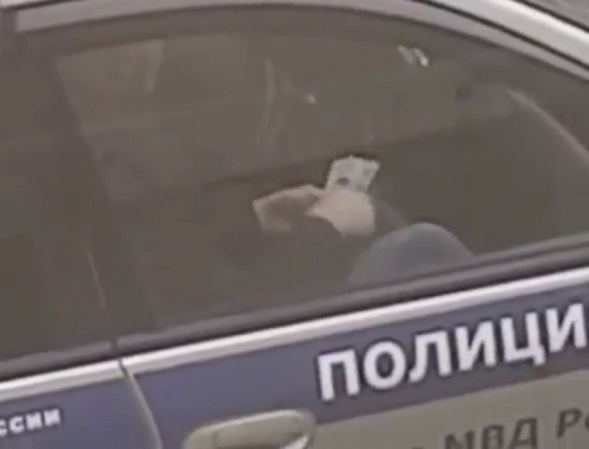 Взятку полицейскому снял на видео житель Пятигорска 