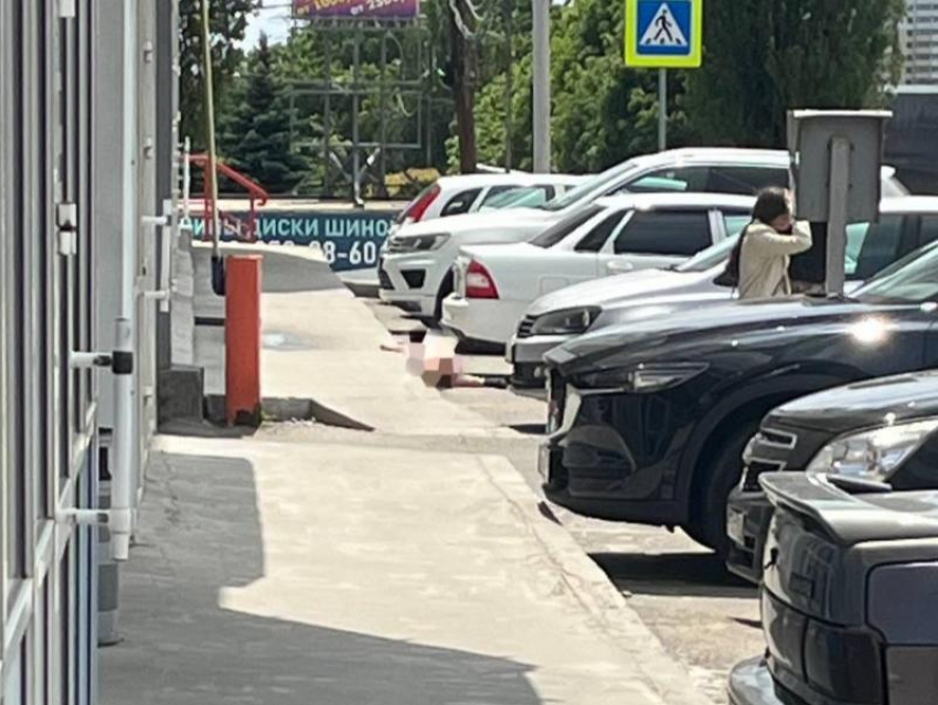 Мужчина выпал из окна возле торгового центра в Ставрополе и погиб