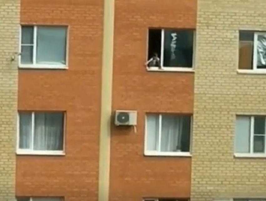 Экстремальные посиделки школьницы на окне 12 этажа попали на видео в Ставрополе