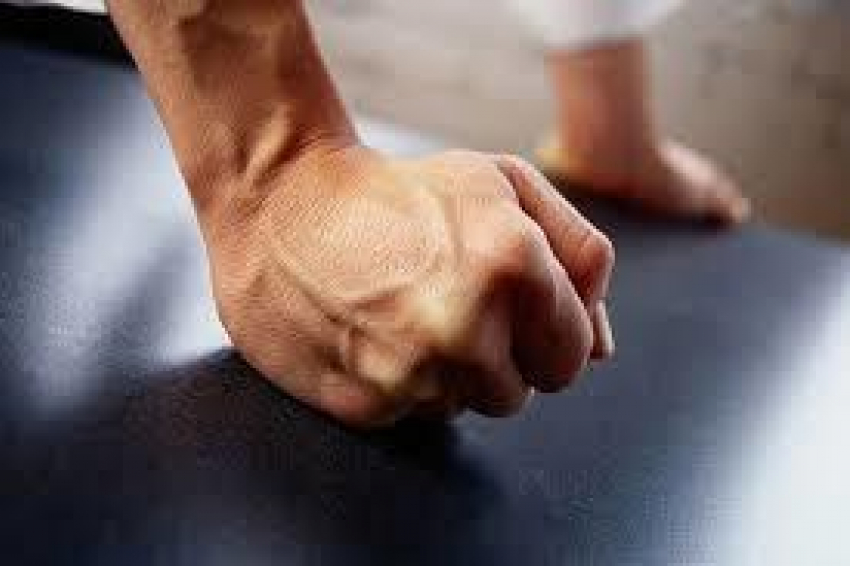 Трое парней напали на полицейского, пытавшегося остановить избиение человека