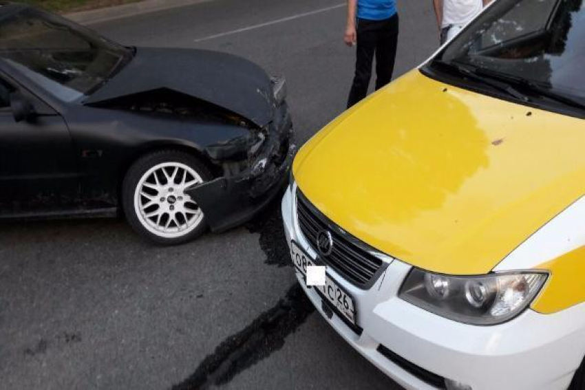 Две девушки пострадали в аварии около заправки в Ставрополе