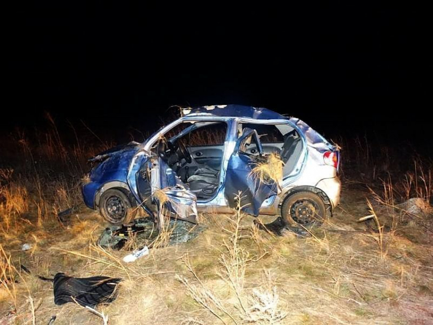 На выезде из Ставрополя неопытный водитель свалился в кювет и перевернулся: четверо пострадали