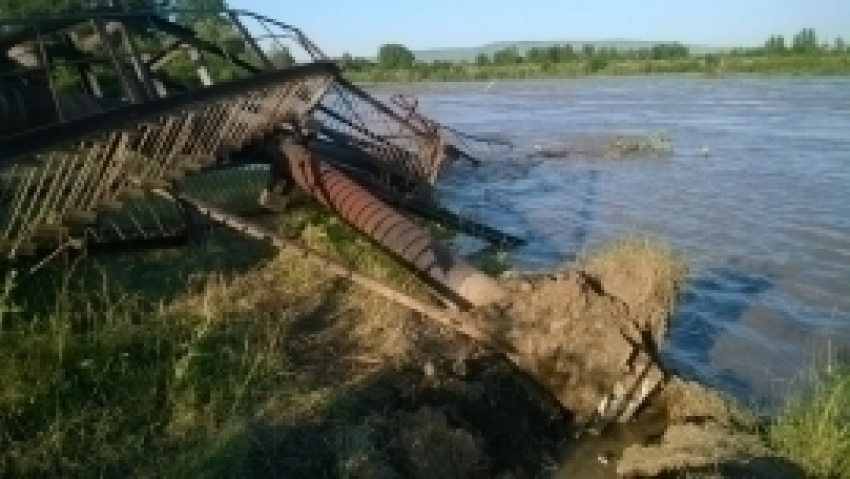 Опора водовода упала на Ставрополье: восемь населенных пунктов остались без воды