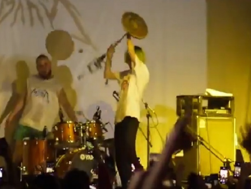 Солист группы «Пошлая Молли» устроил погром во время концерта в Ставрополе и попал на видео 