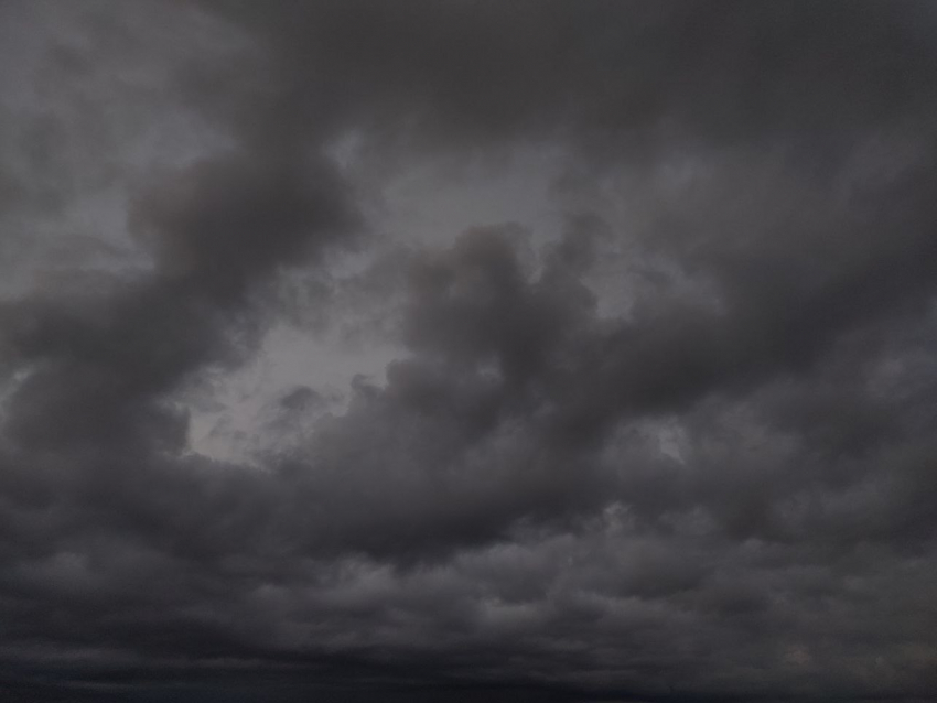 Штормовое предупреждение с ливнем и градом объявили на Ставрополье 14 апреля