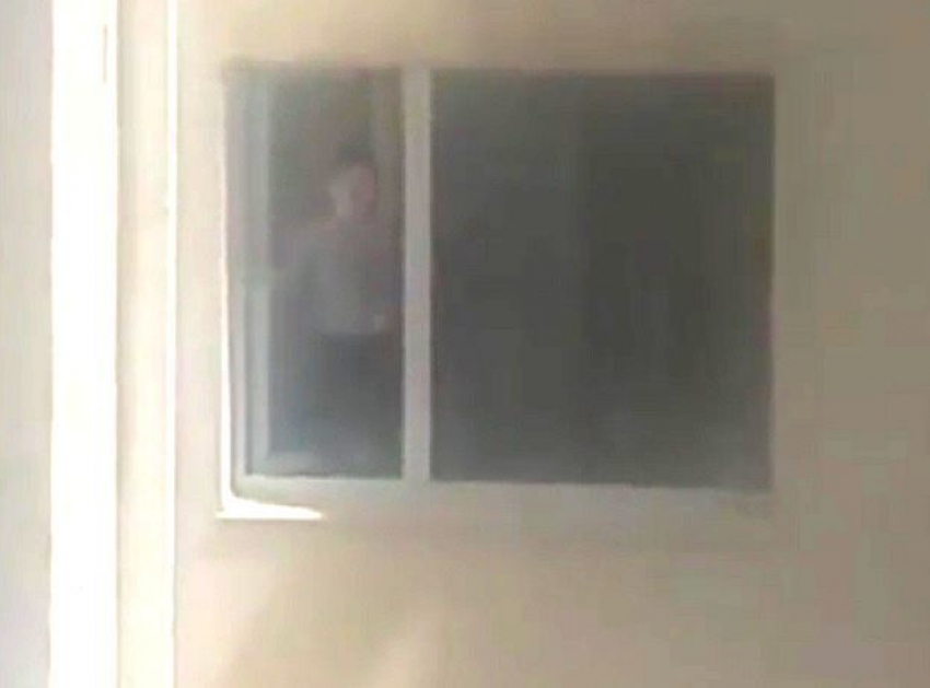 Опасную прогулку маленького ребенка по карнизу открытого окна в Ставрополе сняли на видео очевидцы