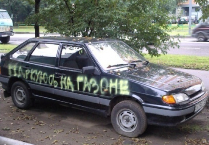 Мужчина, портивший автомобили на парковке в Ставрополе, задержан