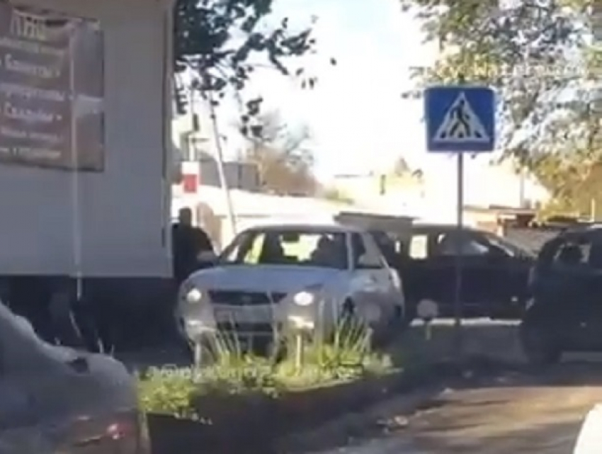 Девушка на перекрёстке перепутала тротуар и дорогу в Пятигорске и попала на видео