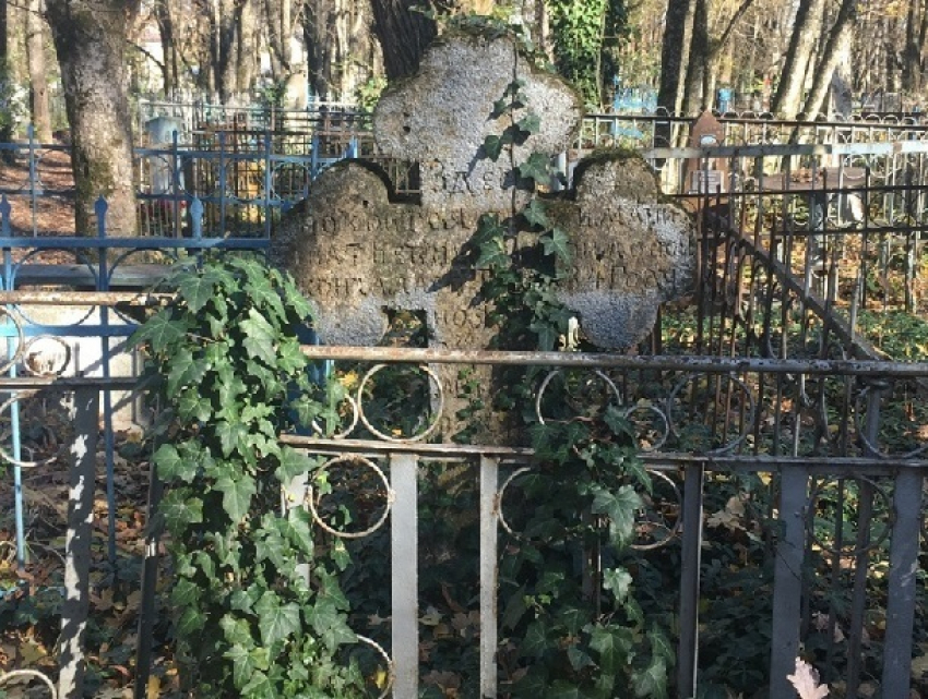 «Прогулка среди могил»: закрытое ставропольское кладбище все еще встречает гостей
