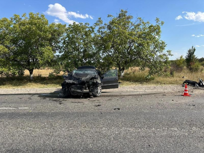 В результате аварии двух Мерседесов на Ставрополье погиб водитель и пострадали двое несовершеннолетних 
