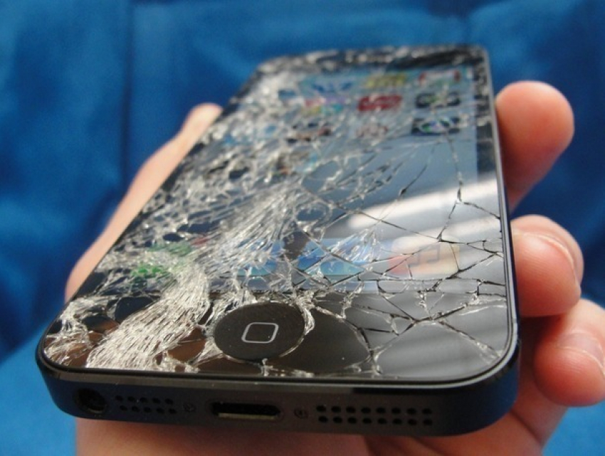 Разбивший свой смартфон житель Ставрополя  ради страховки соврал полиции, что его украли