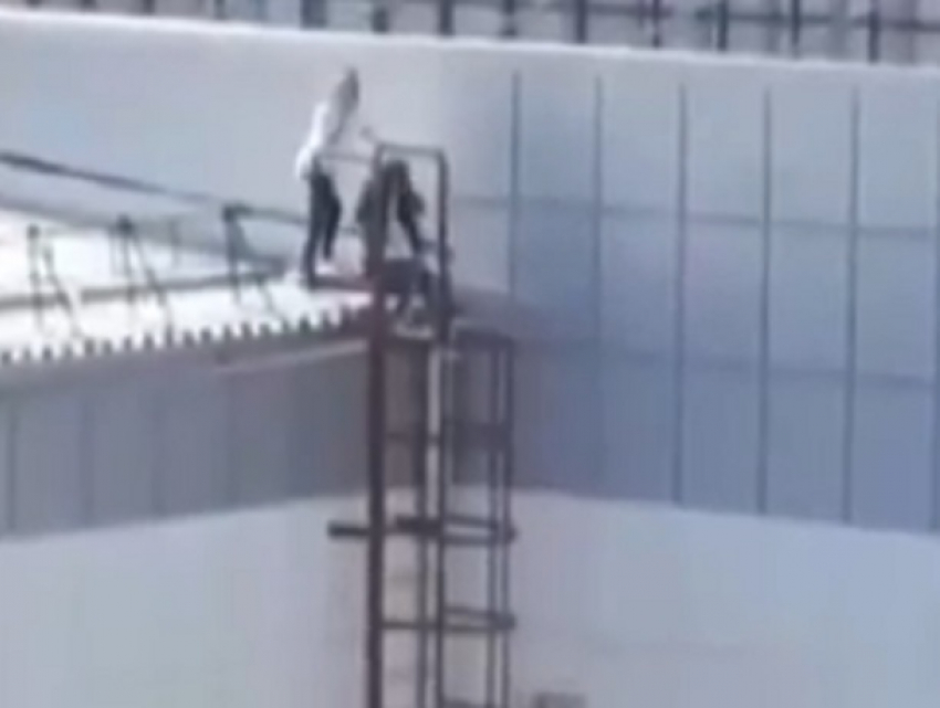 Дети лазили по опасной лестнице с крыши многоэтажки и попали на видео в Ставрополе 