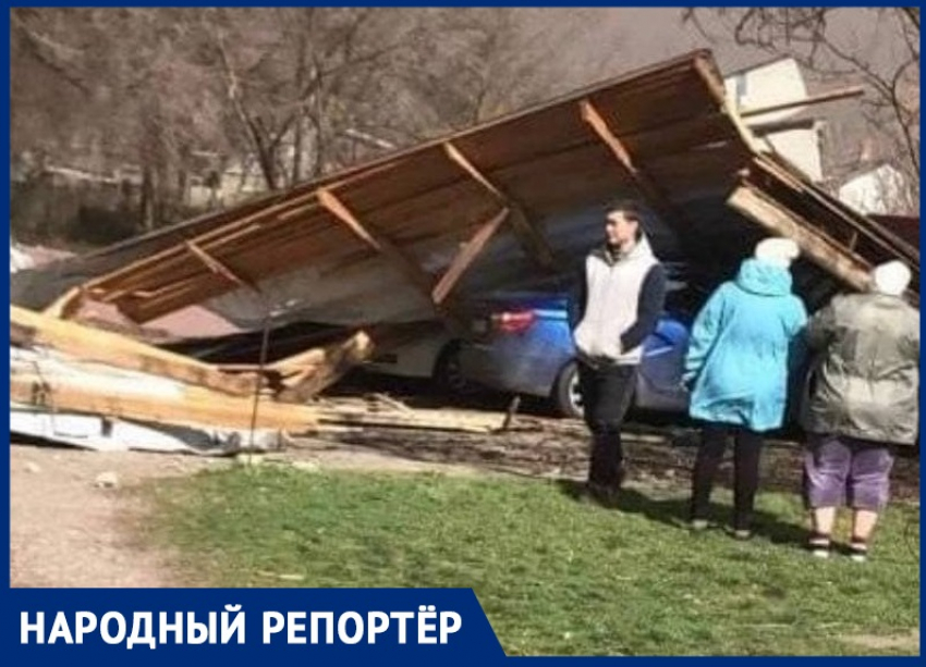 Сильный ветер на Ставрополье снес крышу 4-этажного дома