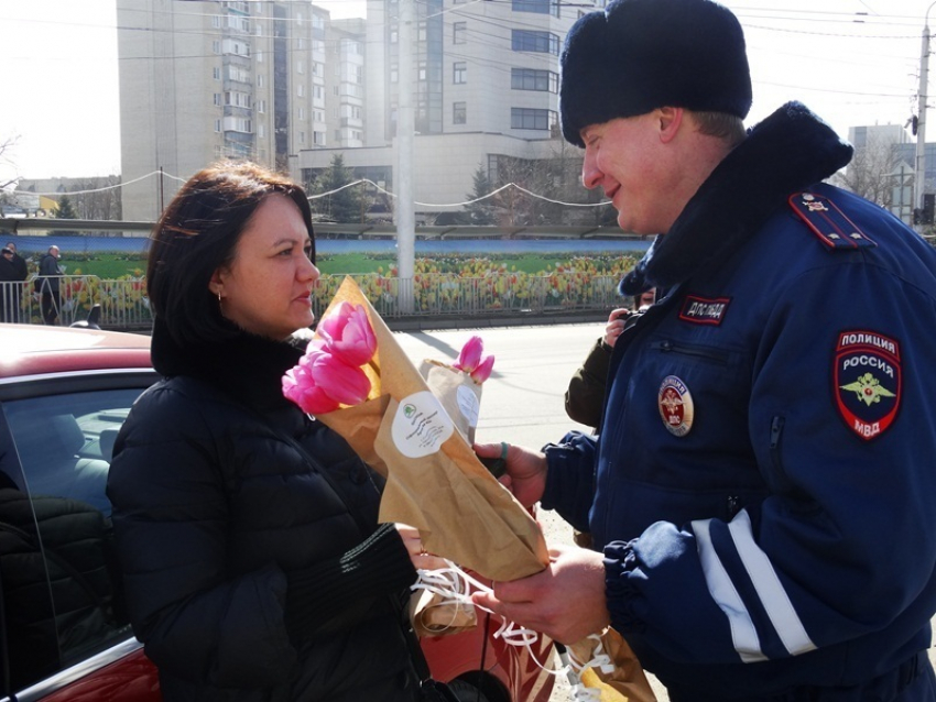 Тюльпанами и добрыми словами инспекторы ДПС поздравили женщин-водителей на Ставрополье