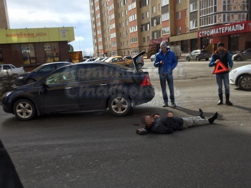 Молодого мужчину сбила иномарка на перекрестке в Ставрополе  