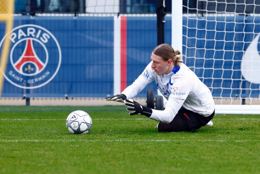 Десятый «сухарь» Моти: ставропольский вратарь сыграл на ноль в футбольном «Эль классико» в Париже