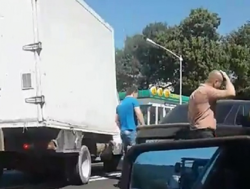 Крупное ДТП с четырьмя автомобилями застопорило движение на выезде из Ставрополя и попало на видео