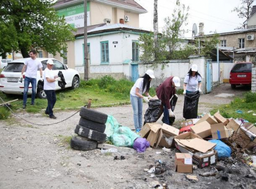 Работники Верхнего рынка и горожане убрали мусор с территории торговых рядов в Пятигорске