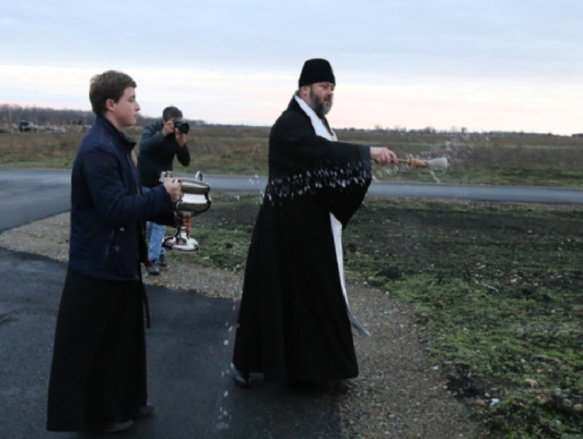 Новое Крестовоздвиженское кладбище освятили священники в Ставрополе 