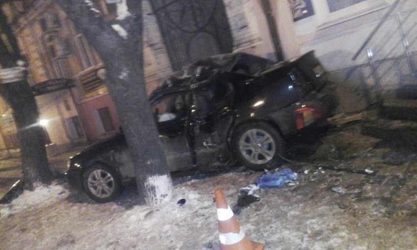 В центре Пятигорска разбилась черная иномарка: два человека в реанимации