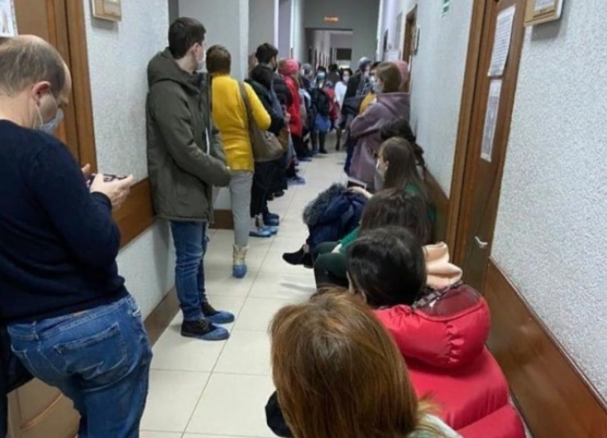 Медики Ставрополья обратились к пациентам, находящимся в длинных очередях в больницах