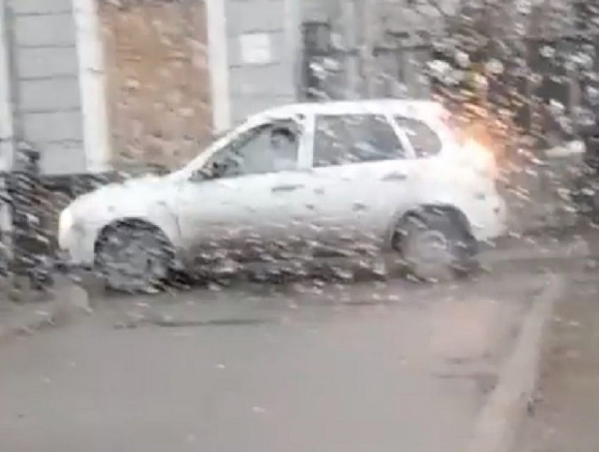 Наглую «проходку» на автомобиле по тротуару засняли на видео возмущенные ставропольцы 