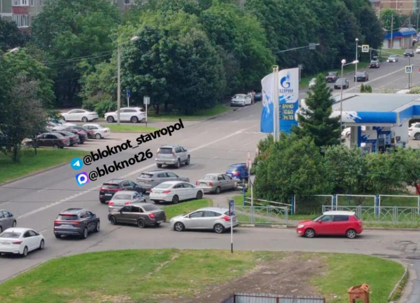 Бензин в Ставрополе собирает десятки машин на АЗС: что происходит утром 17 июня