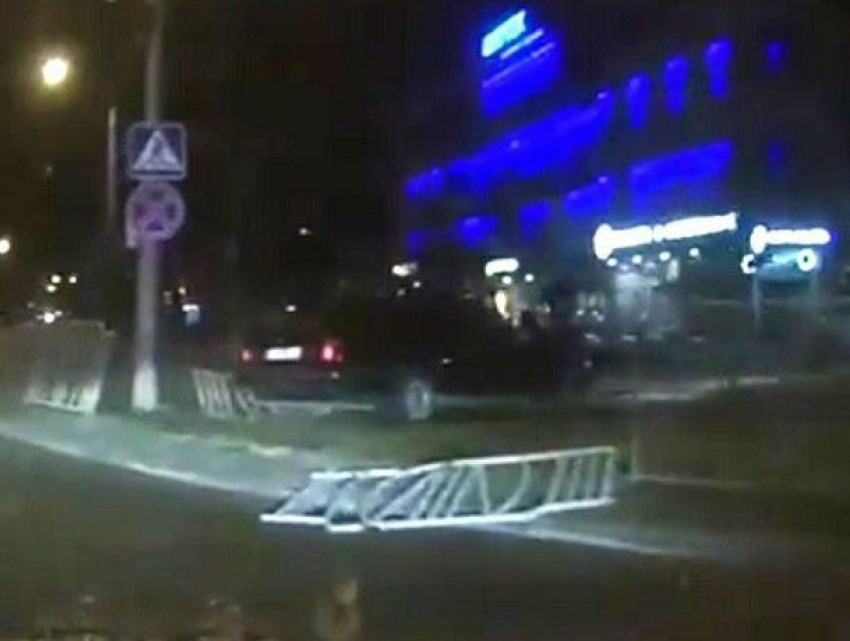 Автомобиль пробил ограждение после заноса на повороте в Ставрополе