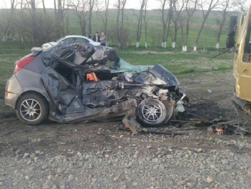 Водитель «Соляриса» разбился насмерть в страшном ДТП с фурой под Ставрополем