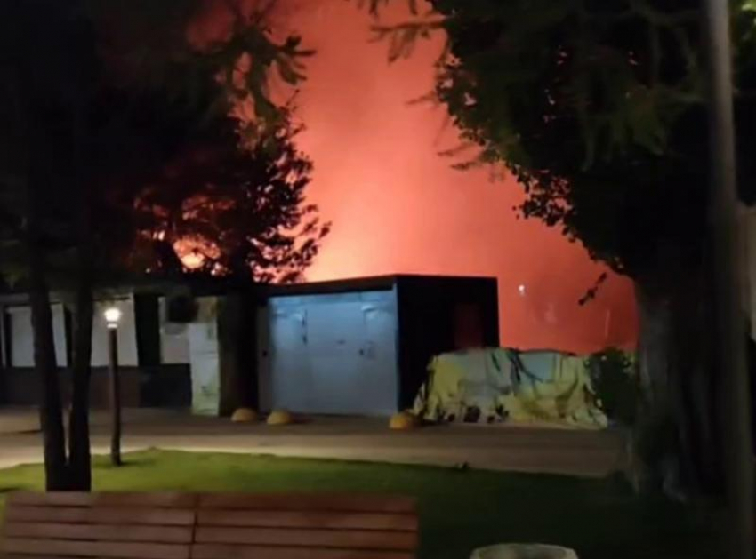 Ночной пожар возле Центрального парка в центре Ставрополя попал на видео 