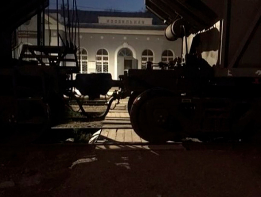 Вагоны на железной дороге мешают людям пересекать рельсы на Ставрополье