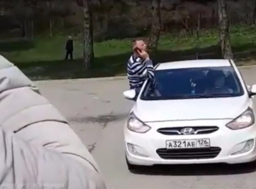 Разъезжавшего на иномарке среди детей лихача разыскивают для взыскания штрафа в Пятигорске
