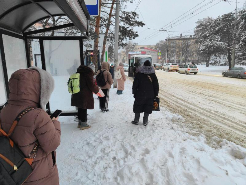 Пробки в 10 баллов второе утро подряд сковали Ставрополь во время снегопада