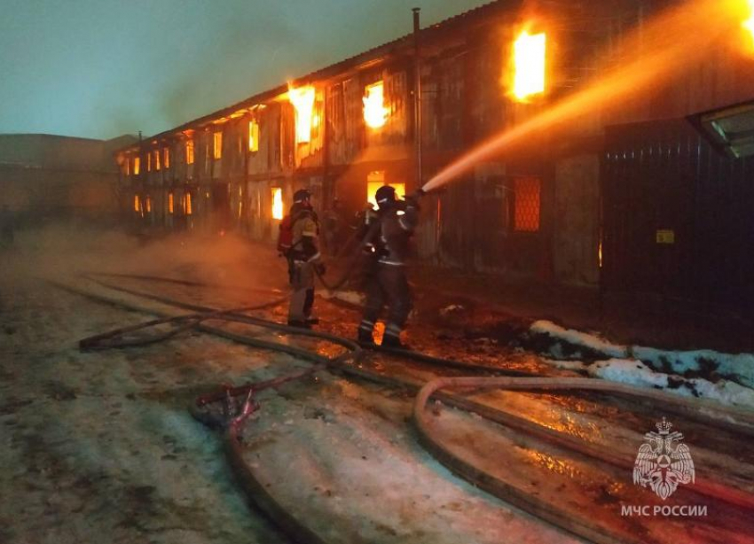 С пожаром в 400 квадратных метров борются спасатели на северо-западе Ставрополя