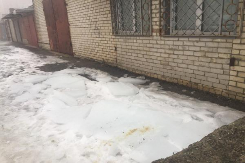 Падающими на голову ледяными глыбами в юго-западном районе Ставрополя возмутился местный житель